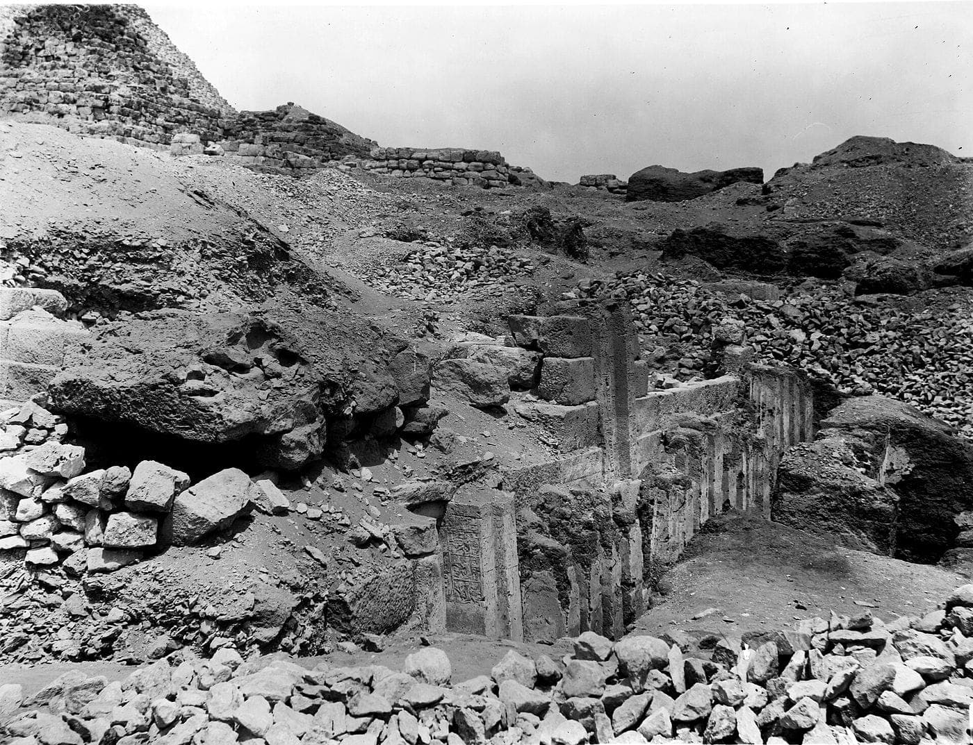 Excavation of the Giza necropolis in 1903, the pyramid of Khufu on the skyline